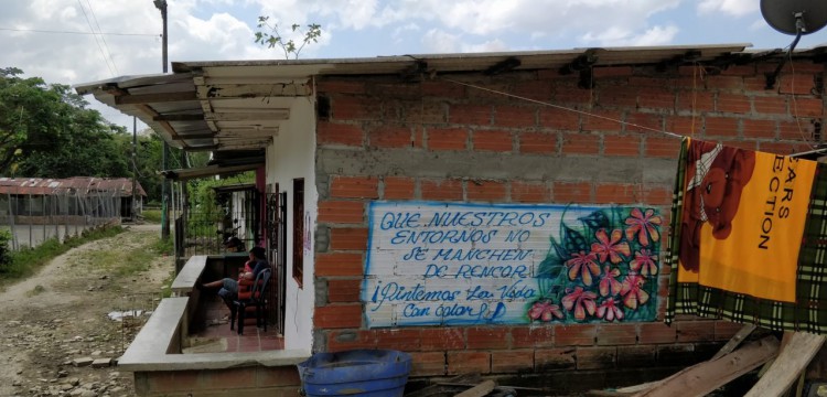 Une des peintures murales de San José de Apartadó qui masque les slogans terroristes. 'Pour ne pas laisser notre quartier pollué par la haine, nous donnons de la couleur à la vie'