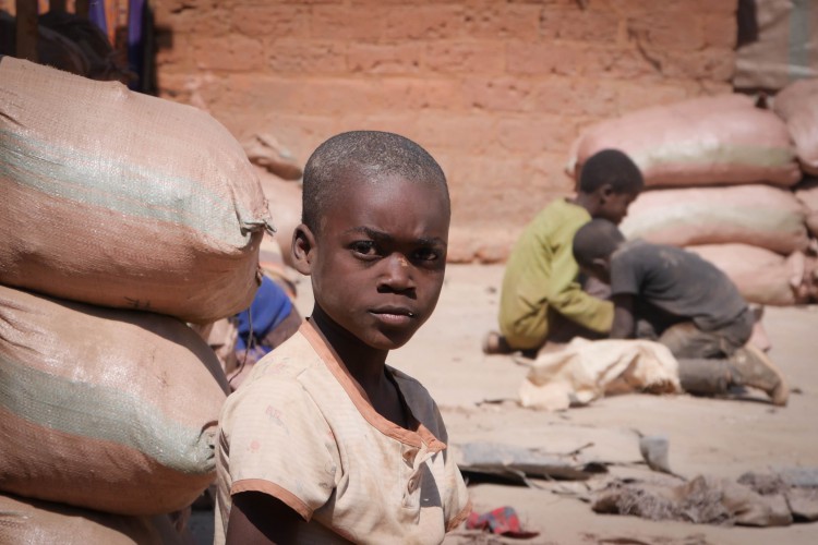 Dans le quartier de Kasulo,  les enfants jouent avec les sacs vides, auparavant remplis de minerais.