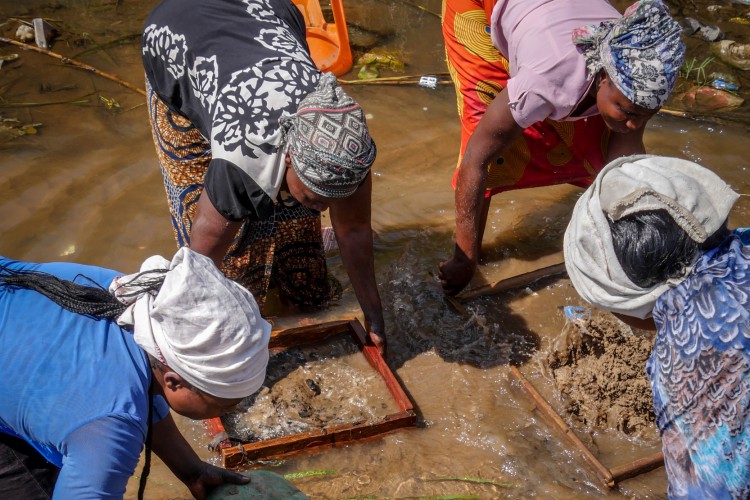 Les femmes ou « mamans », comme on les surnomme en RDC, lavent et trient les minerais. Elles travaillent dans la chaleur, les pieds dans l’eau, portent des objets lourds et se tiennent courbées durant de nombreuses heures.